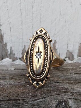 Vintage Avon 1976 Kensington Ring Victorian Style Gold Tone Size 6